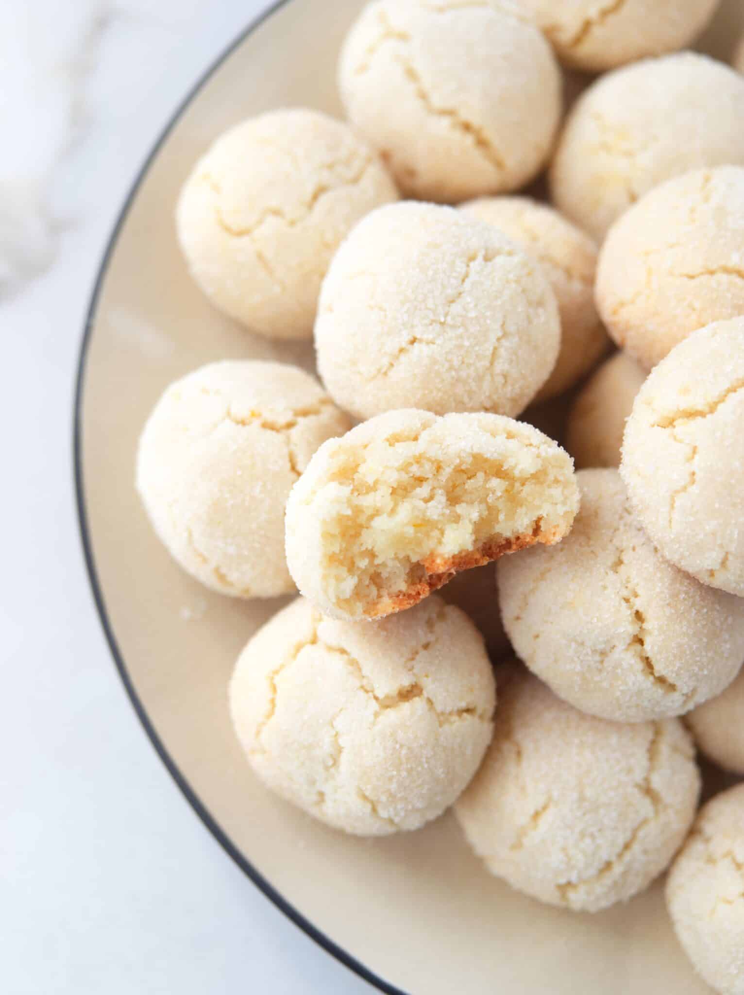 Plate of amaretti cookies.