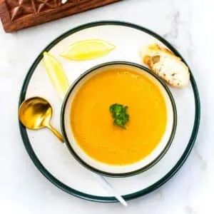 Bowl of puréed cauliflower and lentil soup.